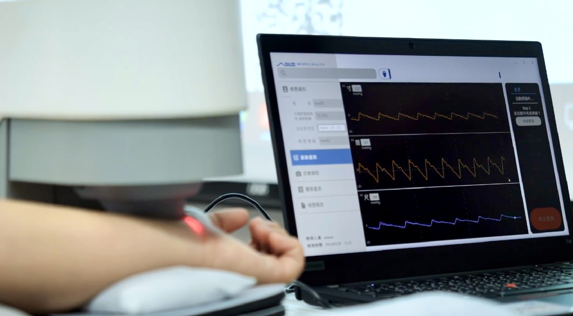 友达耘康以高解析与拟真的显示技术，将其应用于中医检测，提供&ldquo;中医数位化检测方案&rdquo;，使传统中医检测结果数据化与可视化