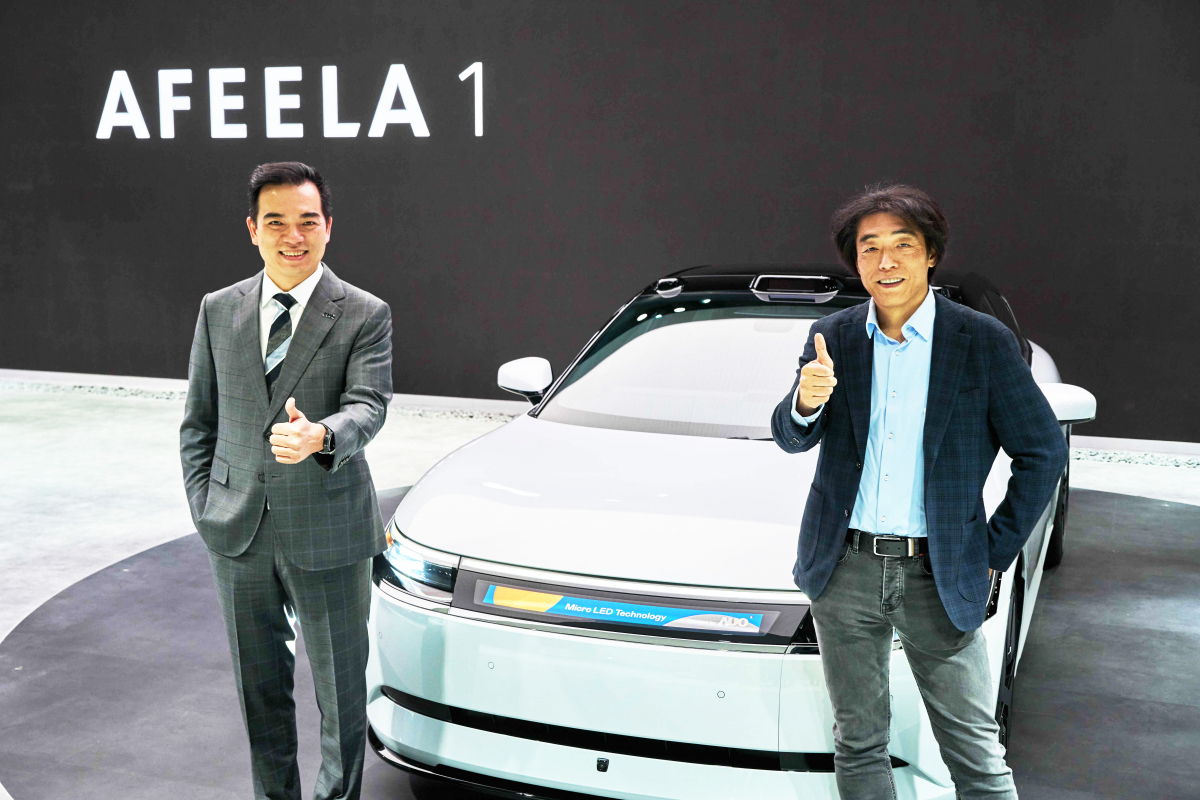 友达与Sony Honda Mobility携手合作，率先全球展示搭载于AFEELA电动车上，首款应用在车身外部的Micro LED 车头显示解决方案 (Micro LED Media Bar Solutions)。友达光电执行长暨总经理柯富仁(左)与Sony Honda Mobility代表取缔役社长兼营运长川西泉(lzumi Kawanishi)(右)在CES 现场展现双方坚定持续创新的承诺，实现更加人性化与智慧的驾乘体验。
