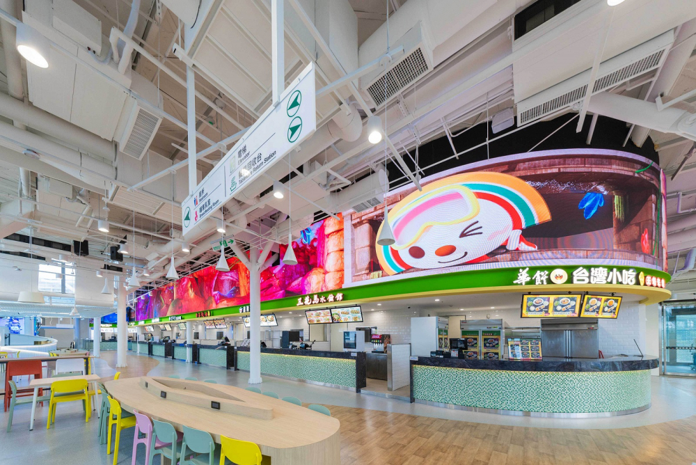 友達穩步推動雙軸轉型策略，旗下子公司達擎攜手傑可達數位與零售業者統一超商合作，為全新改裝開幕的「清水服務區」打造首創的裸視3D體驗牆