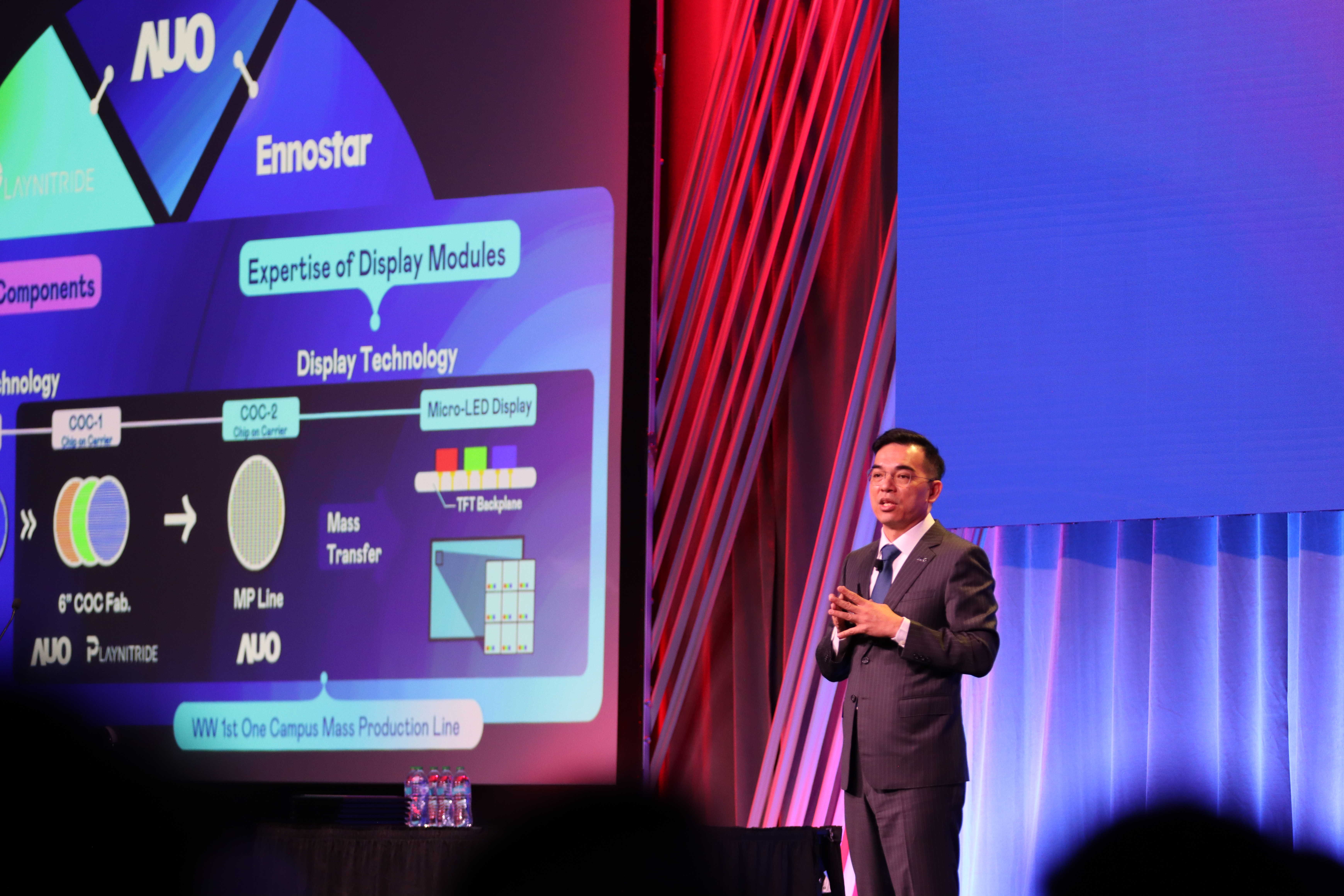 2025 SID显示周登场，友达光电执行长暨总经理柯富仁博士以〝Redefining Displays: Inspiring New Possibilities〞发表主题演说，带领友达以智能显示解决方案先驱，透过AI赋能，重塑显示的视觉创新体验