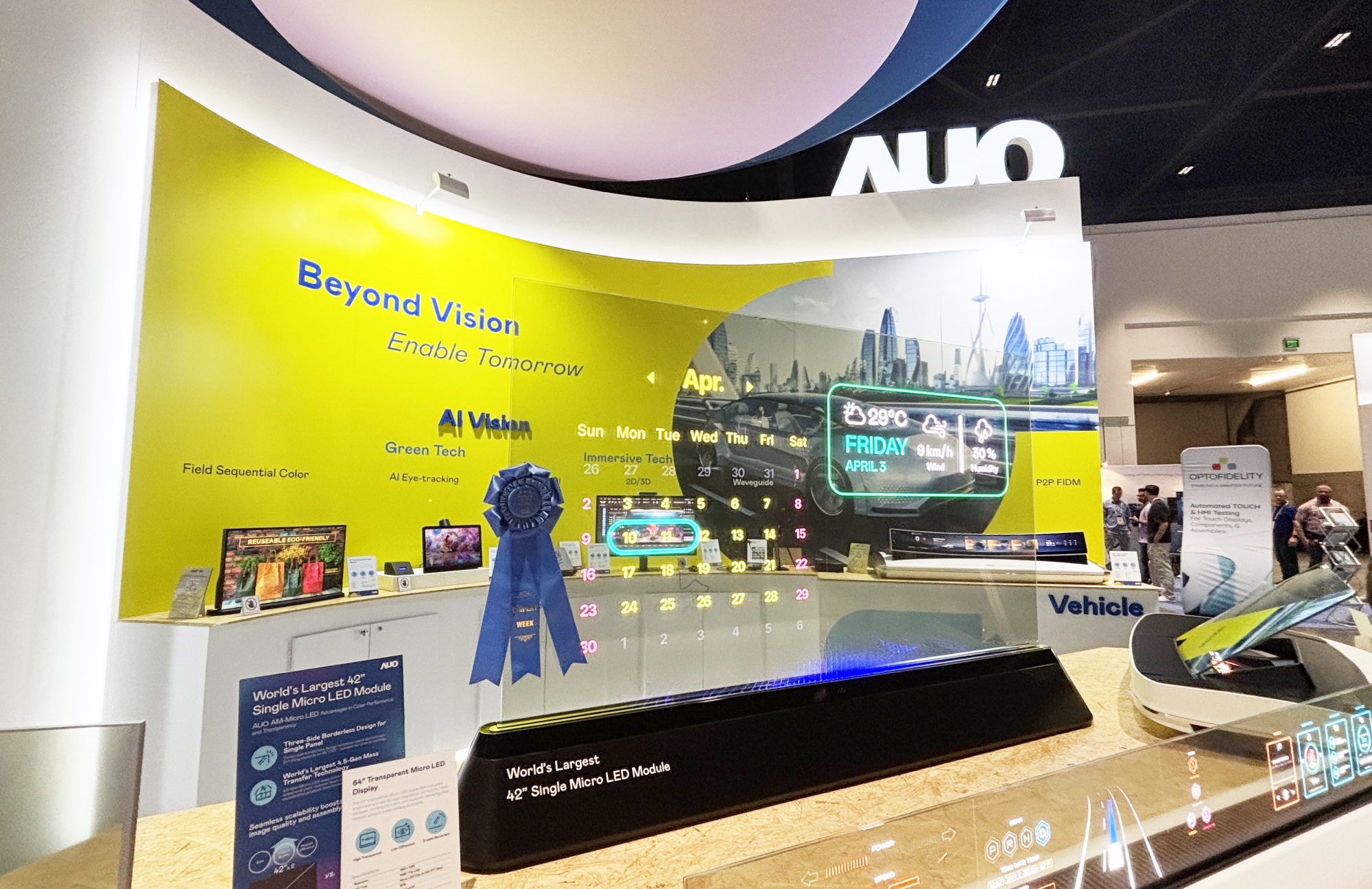 友达64吋透明Micro LED显示器获〝最佳Micro LED技术应用奖〞，其绝妙的透明穿透特性，同时具备1,000 nits的高亮度表现，并透过精细的无缝拼接延伸，可依需求灵活应用于多元场域，展现出Micro LED显示技术划时空的无限潜力