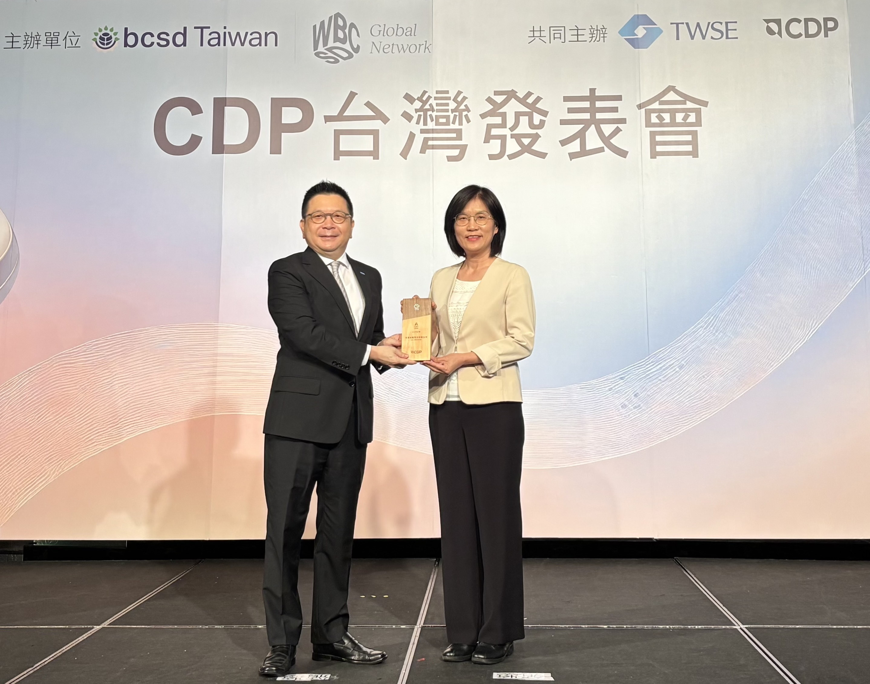 友達永續成果再獲國際評比肯定，獲頒CDP氣候與水資源雙項領導力評級。今由臺灣證券交易所董事長林修銘（左）頒獎，友達光電永續長古秀華（右）代表受獎